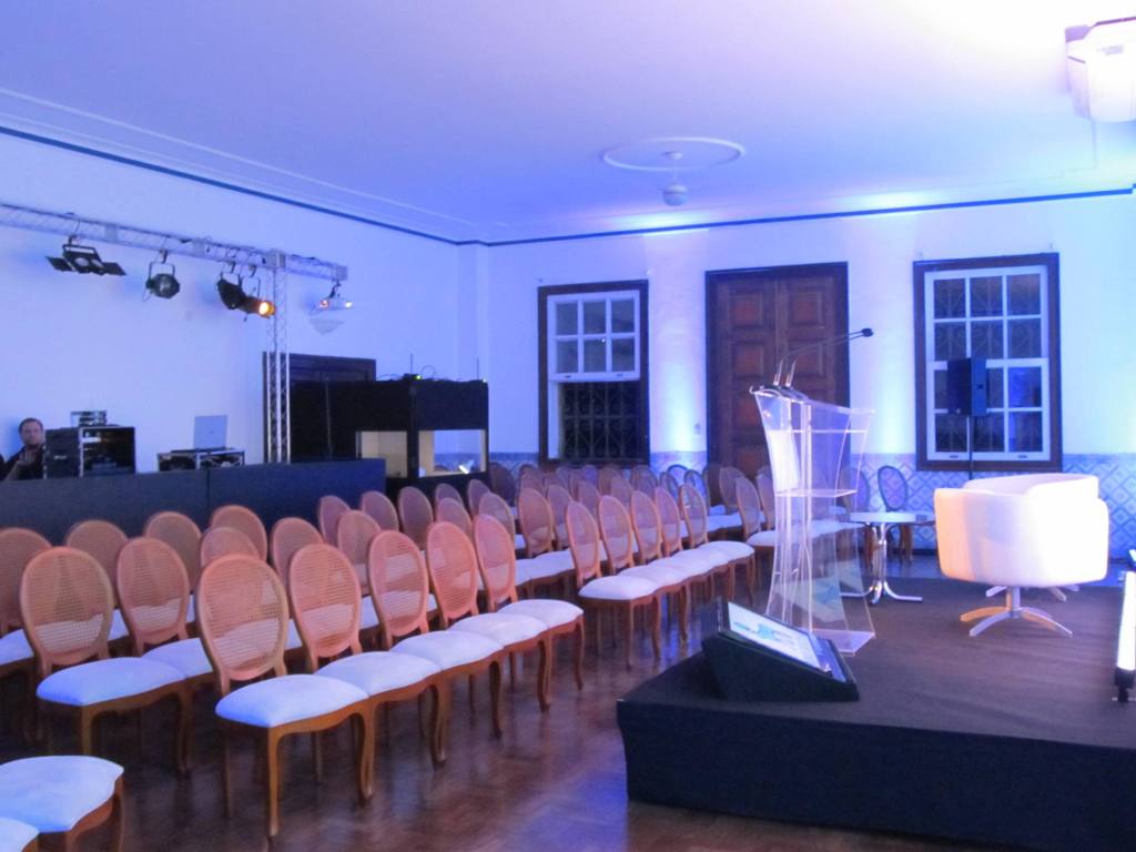 Auditório do Solar Real preparado para apresentação corporativa com cadeiras organizadas em Santa Teresa, Rio de Janeiro