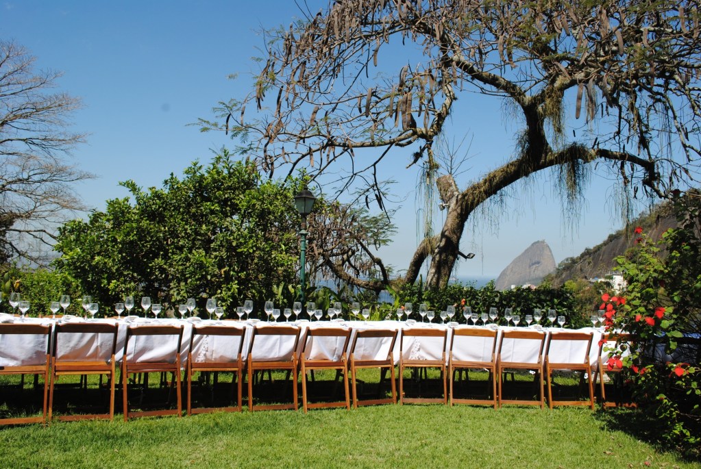 Jantar ao ar livre nos jardins do Solar Real com mesa montada para evento corporativo em Santa Teresa, Rio de Janeiro