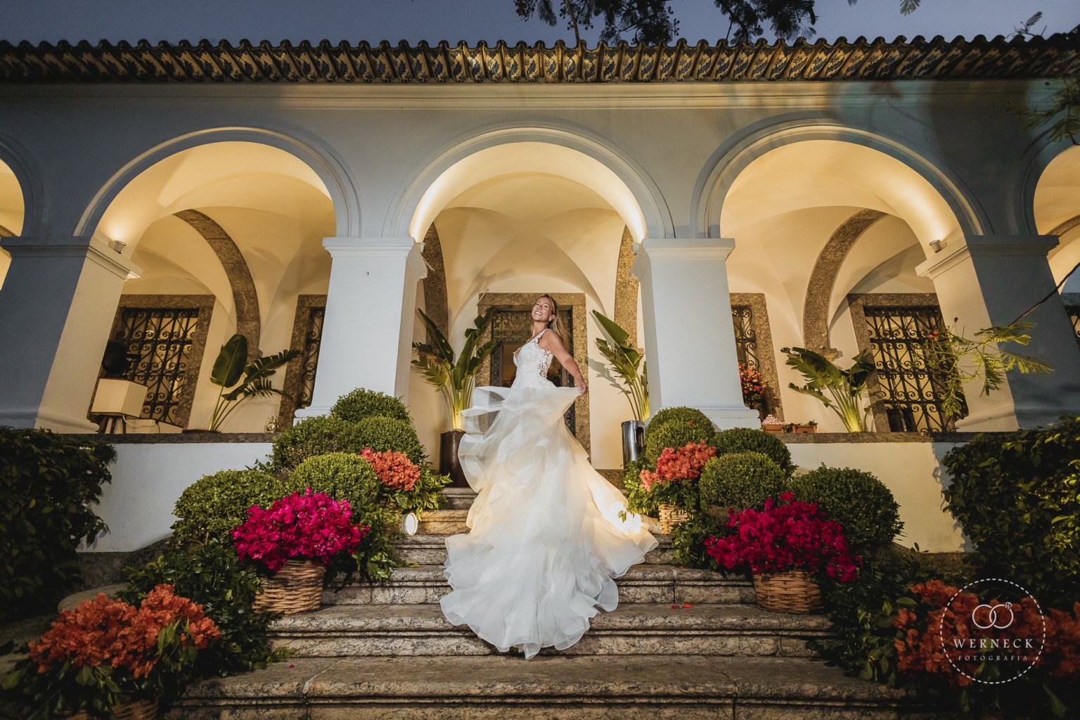 Noiva vestido esvoaçante escada varanda pedra arco 5 - ClarisseWendel