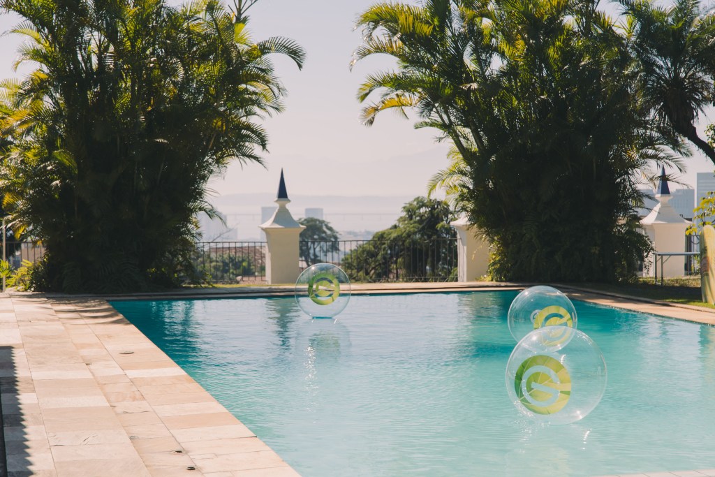 Piscina do Solar Real durante evento da L’Oréal em ambiente ao ar livre com vista panorâmica no Rio de Janeiro