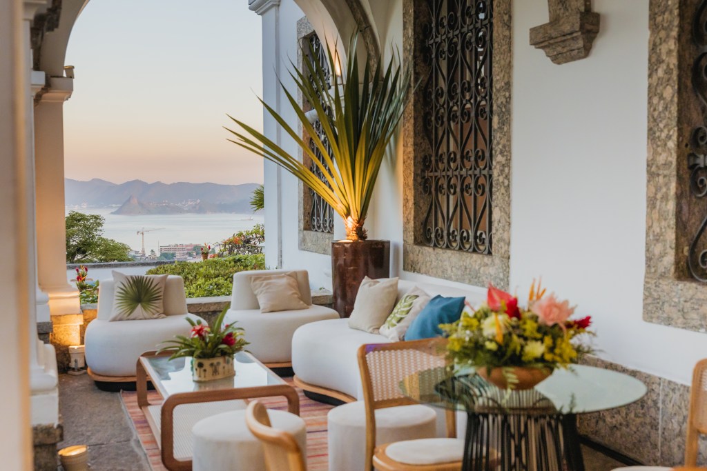 Varanda de pedra do Solar Real com lounge e vista panorâmica para o Rio de Janeiro em Santa Teresa