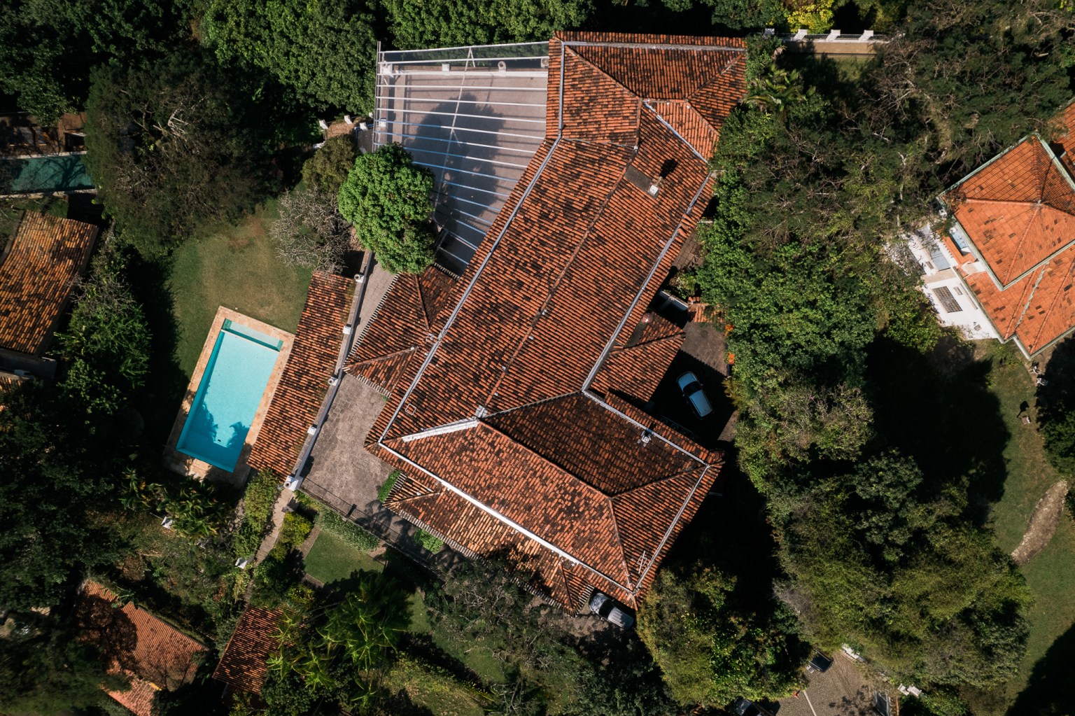 Vista aérea do Solar Real em Santa Teresa, Rio de Janeiro, com casarão histórico, jardins e piscina