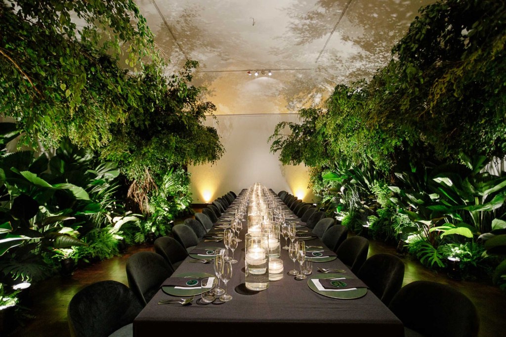 Jantar receptivo no Solar Real com mesa posta em ambiente elegante para evento corporativo em Santa Teresa, Rio de Janeiro