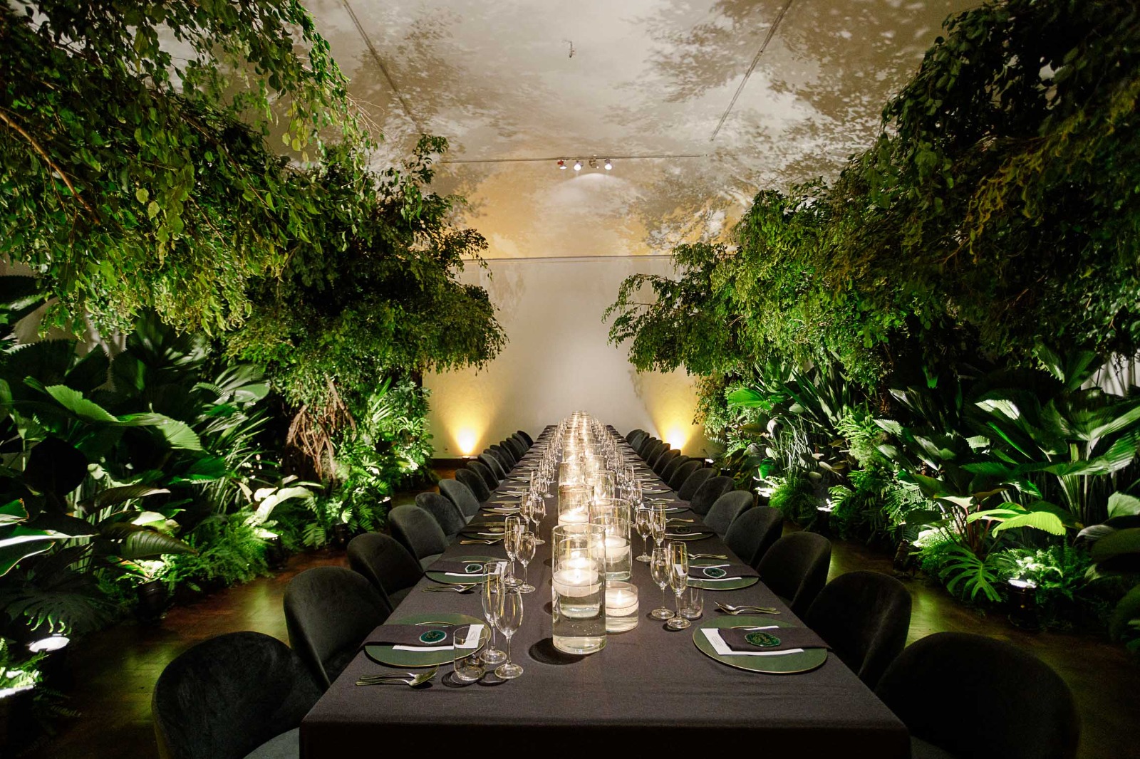Jantar receptivo no Solar Real com mesa posta em ambiente elegante para evento corporativo em Santa Teresa, Rio de Janeiro