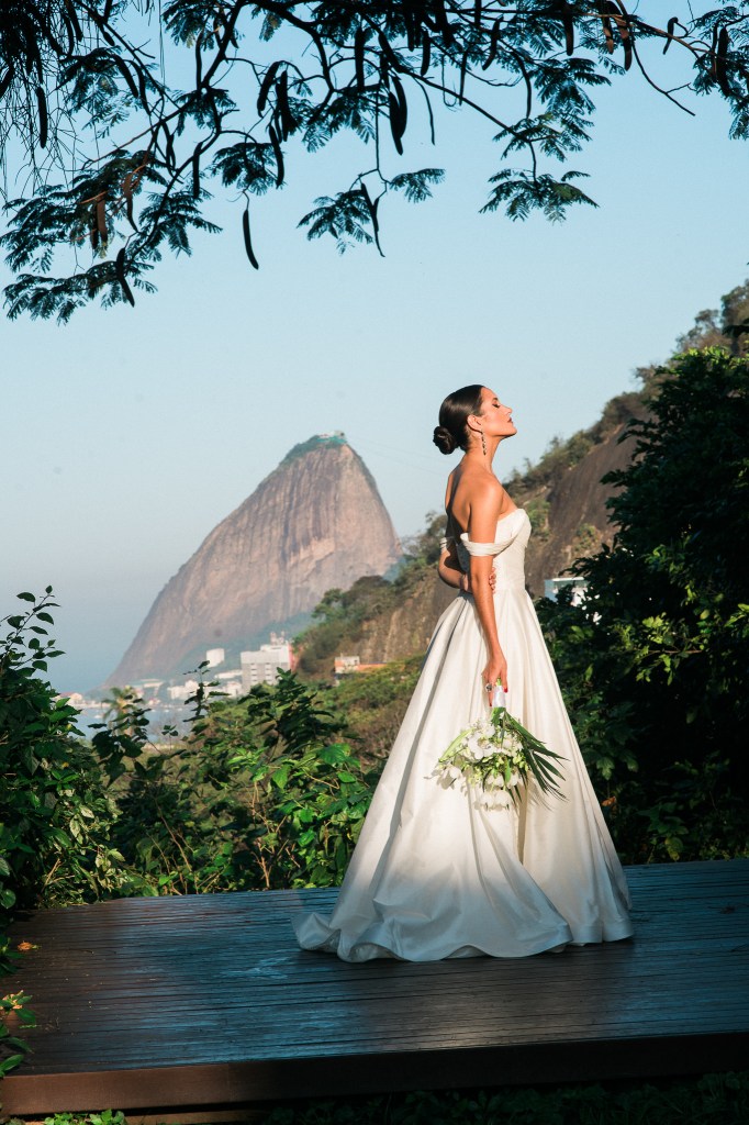 Noiva em vestido branco no Solar Real, em Santa Teresa, com vista para o Pão de Açúcar no Rio de Janeiro
