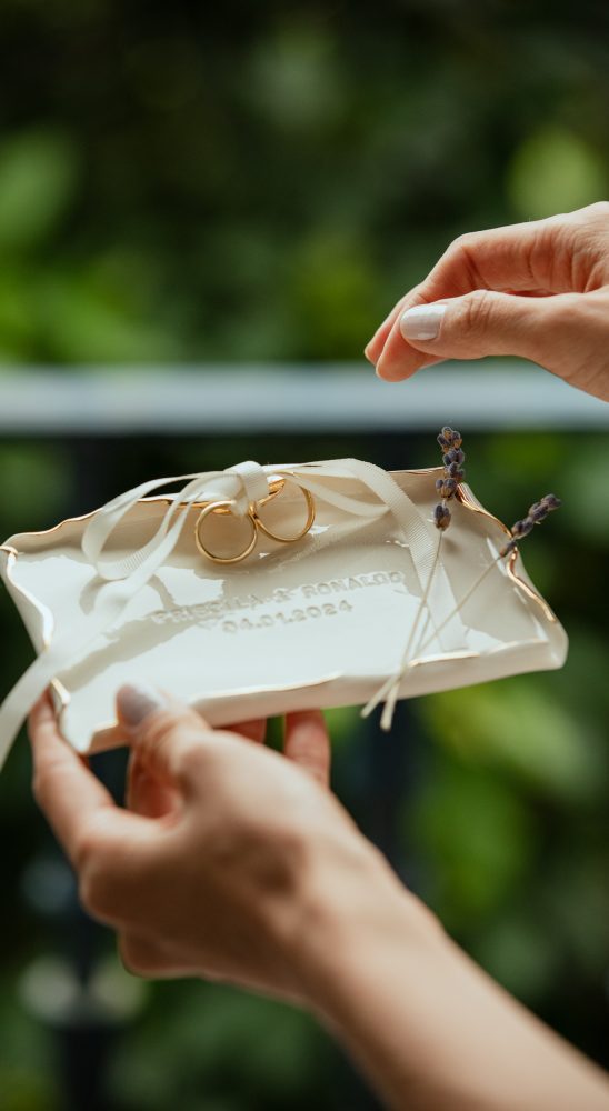 Alianças de casamento em porta-alianças durante cerimônia no Solar Real